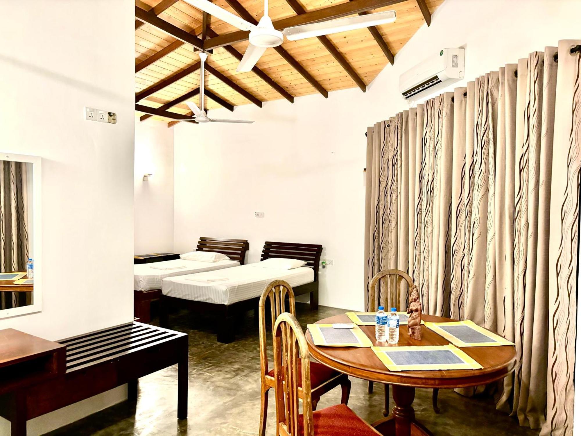 Blue Fox Hikkaduwa Hotel Екстериор снимка